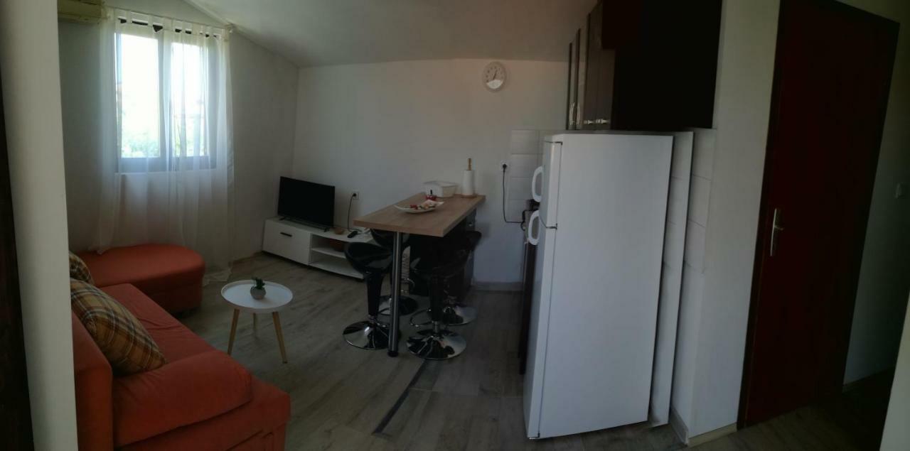 Apartman Zidak Vir Luaran gambar